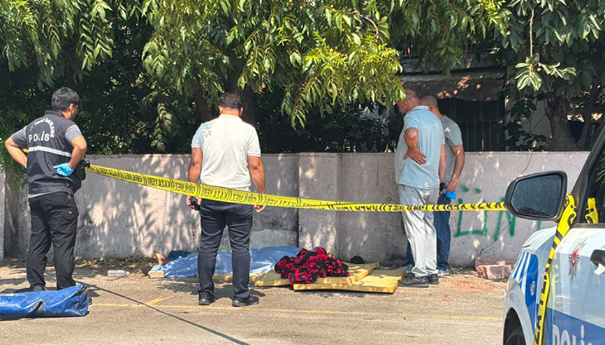 Antalyada pazar yerinde yarı çıplak ceset bulundu: Kimliği parmak izinden tespit edildi