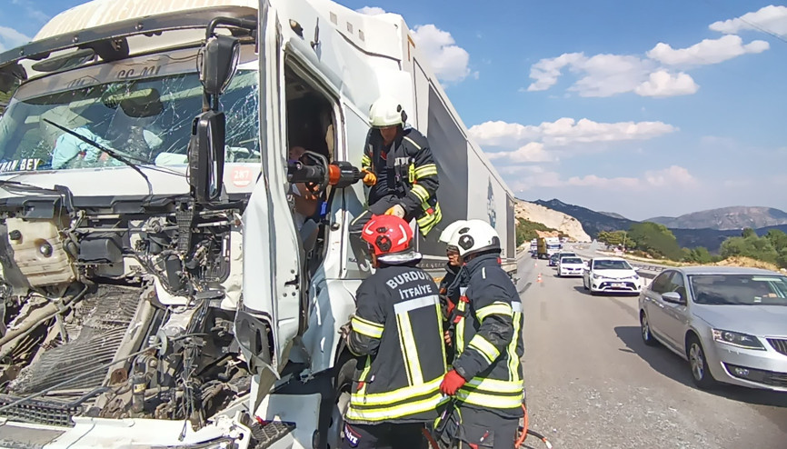 TIR kabininde sıkışan şoförü itfaiye kurtardı TIR kabininde sıkışan şoförü itfaiye kurtardı