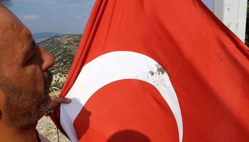 Türk bayrağına tüfekle zarar verildi Türk bayrağına tüfekle zarar verildi