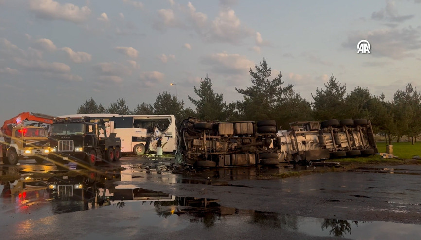Kayseride yolcu otobüsü ile yakıt taşıyan tankerin çarpıştığı kazada 35 kişi yaralandı