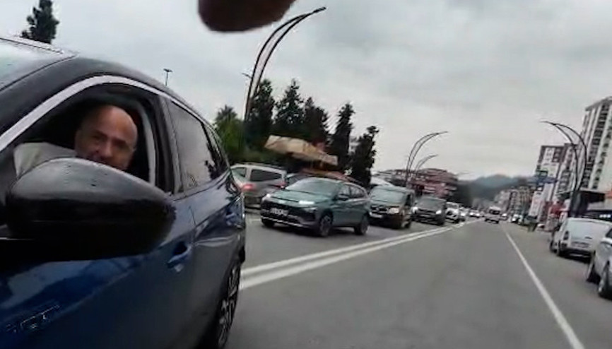 Otomobilden inen 2 kişinin tartıştıkları bisikletliyi darbettiği anlar kamerada Otomobilden inen 2 kişinin tartıştıkları bisikletliyi darbettiği anlar kamerada