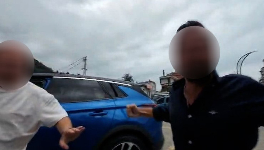 Öfkeyle kalkıp zararla oturdular: Otomobilden inip bisikletliye saldıranlara ders gibi ceza Öfkeyle kalkıp zararla oturdular: Otomobilden inip bisikletliye saldıranlara ders gibi ceza