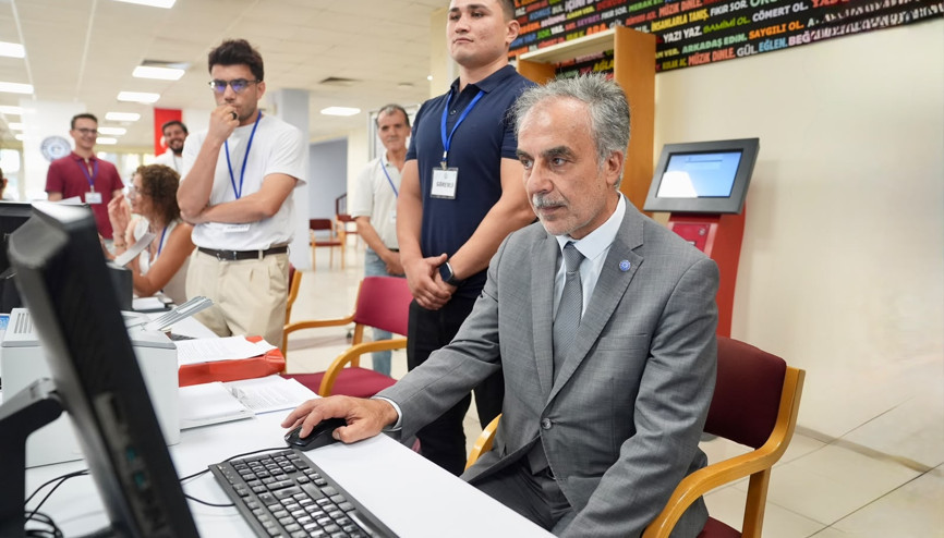 Rektör öğrenci işlerinde... Kayıtları bizzat yaptı Rektör öğrenci işlerinde... Kayıtları bizzat yaptı