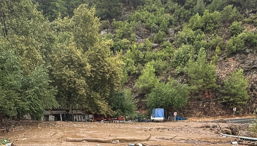 Mersin-Antalya yolu heyelan nedeniyle ulaşıma kapandı