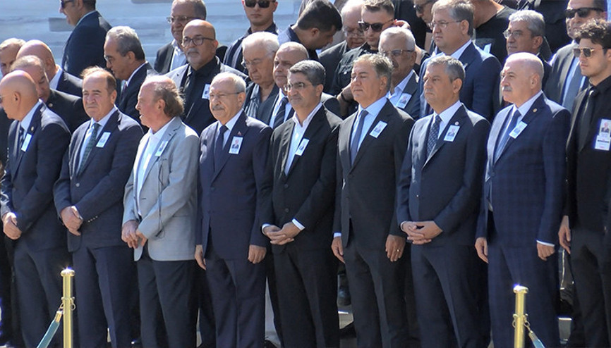 Hayatını kaybeden eski CHP Genel Başkan Vekili Cevdet Selvi için TBMMde tören düzenlendi Kılıçdaroğlu ve Özel tokalaştı Hayatını kaybeden eski CHP Genel Başkan Vekili Cevdet Selvi için TBMMde tören düzenlendi Kılıçdaroğlu ve Özel tokalaştı