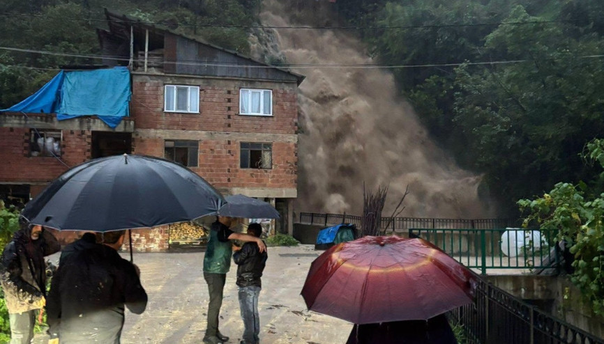 Giresun’da sağanak 2,2 milyon liralık hasara neden oldu; dere taşması kamerada