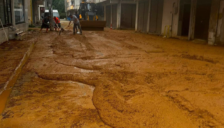 Giresunda sağanak ve heyelan 2,2 milyon liralık hasara yol açtı: Çınarcık Deresinin taşma anı kamerada