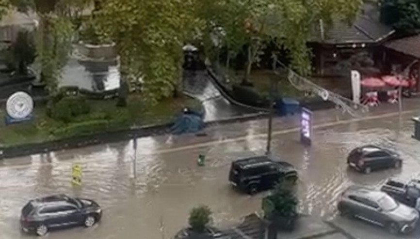 Rizede sağanak cadde ve sokakları göle çevirdi Rizede sağanak cadde ve sokakları göle çevirdi