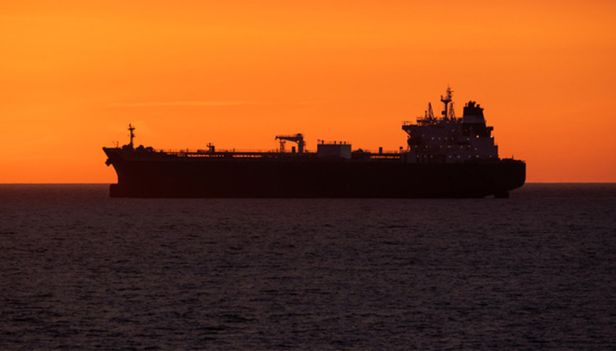 Hürmüzde tanker vuruldu: Gemilere uyarı