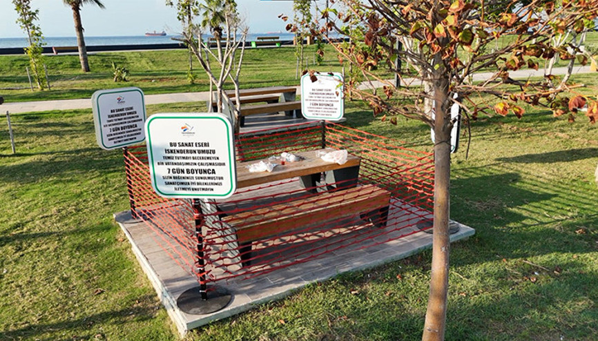 Dört bir yanını kapatıp bu yazıyı astılar: Belediye ironi yapıp yerin dibine soktu Dört bir yanını kapatıp bu yazıyı astılar: Belediye ironi yapıp yerin dibine soktu