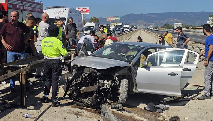 Bursada bariyerlere çarpıp refüje düşen otomobildeki 3 kişi yaralandı: Kaza kamerada Bursada bariyerlere çarpıp refüje düşen otomobildeki 3 kişi yaralandı: Kaza kamerada