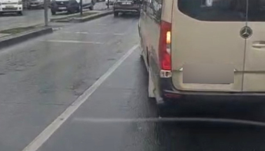 Esenyurt’ta tehlikeli inatlaşma İETTnin önünü kesen dolmuşçuya yolculardan tepki