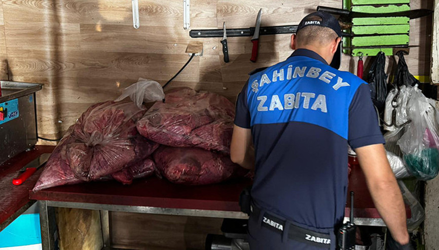 Zabıta denetiminde ortaya çıktı | Çöpe atmaları gerekirken vatandaşa yedireceklerdi: Hepsi imha edildi