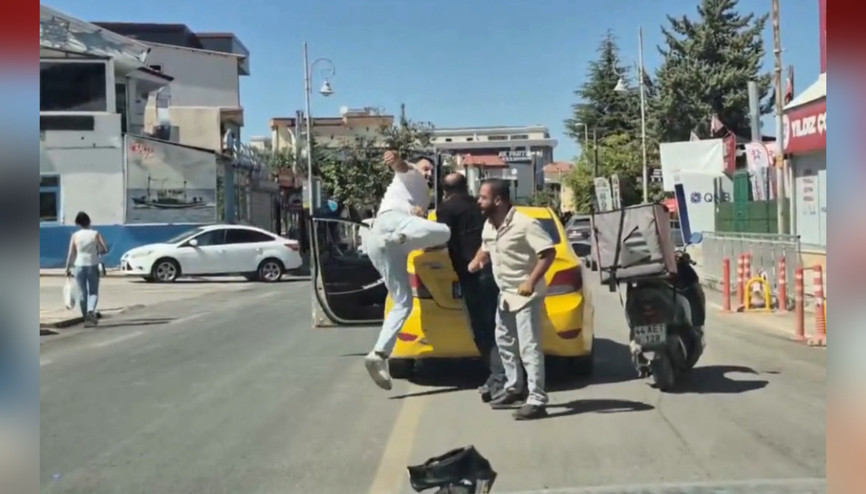 Taksi şoförü ile motokuryenin trafikte tekmeli yumruklu kavgası kamerada