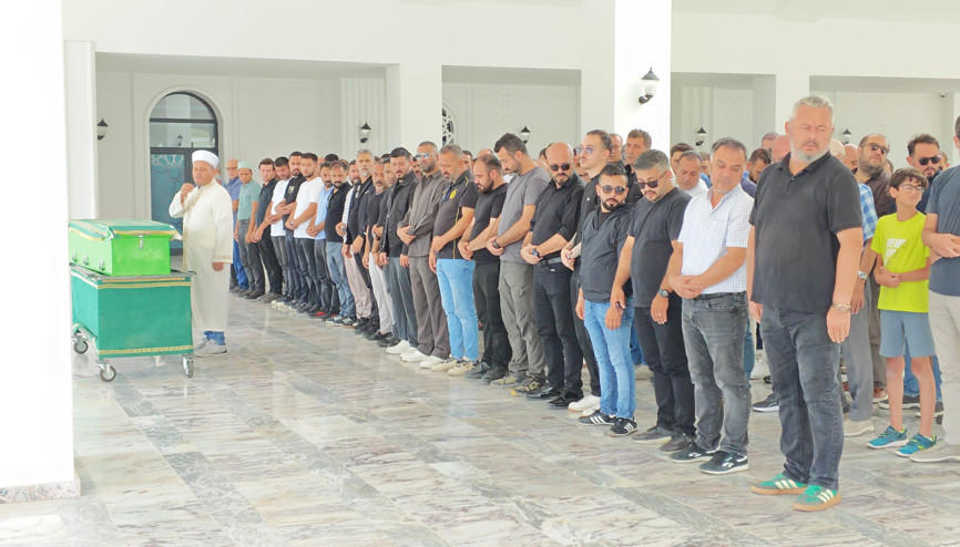 Kazada ölen 3 yaşındaki Elif, toprağa verildi Kazada ölen 3 yaşındaki Elif, toprağa verildi