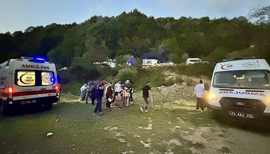 Bartında patpat devrildi: 1i ağır 8 yaralı Bartında patpat devrildi: 1i ağır 8 yaralı