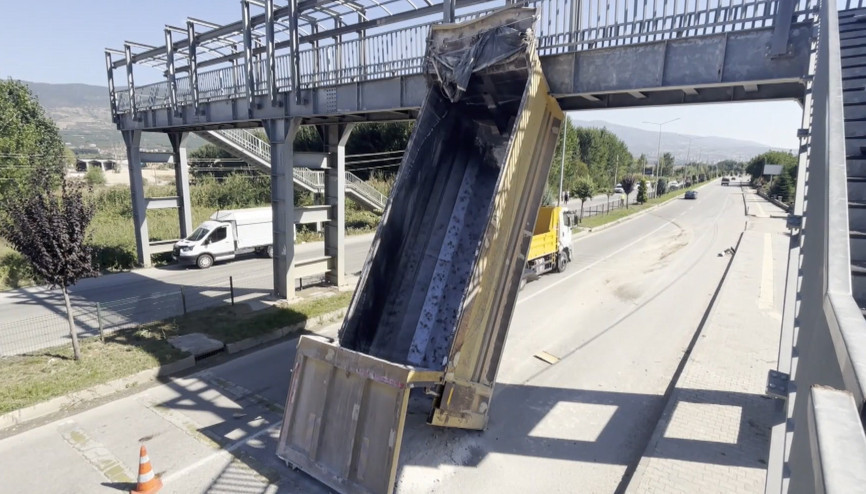 Tokat’ta kamyonun açılan damperi yaya üst geçidine çarptı: 1 yaralı