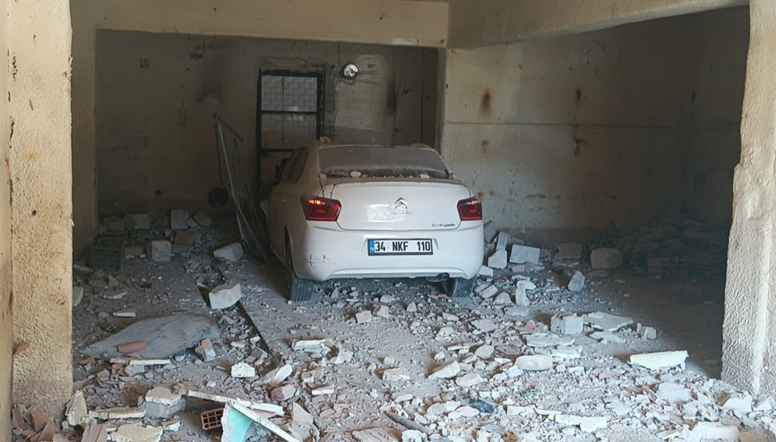 Otomobil su dolum tesisine girdi: 3 yaralı Otomobil su dolum tesisine girdi: 3 yaralı
