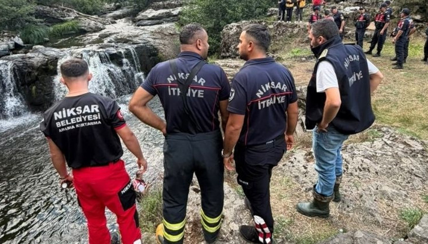 Serinlemek için şelaleye giren iki kardeş hayatını kaybetti Serinlemek için şelaleye giren iki kardeş hayatını kaybetti