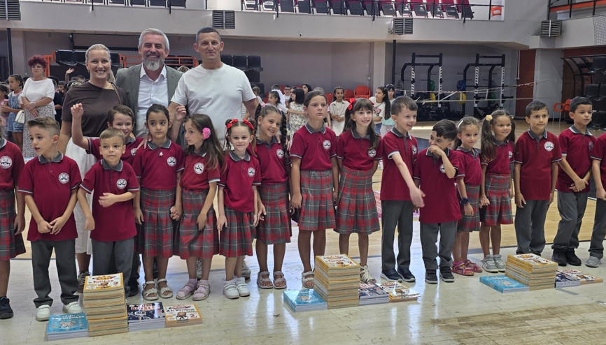 Prizren’de ilkokul öğrencilerine eğitim setleri dağıtıldı