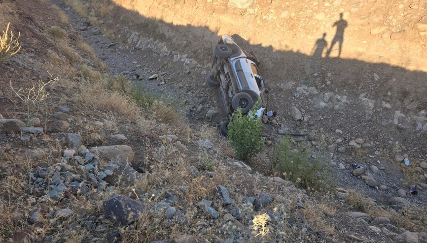 Bingölde şarampole devrilen pikaptaki 3 kişi yaralandı