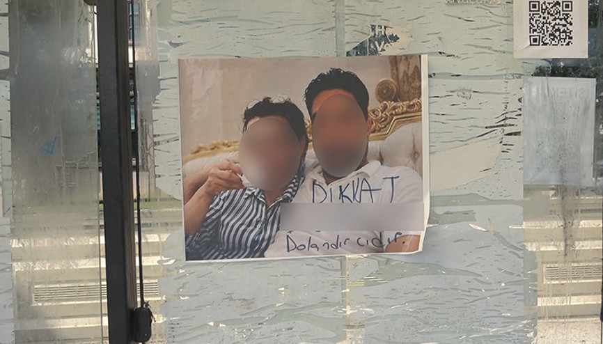 Adana’da otobüs durağında görenleri şaşırtan ilan: Dikkat, dolandırıcıdır