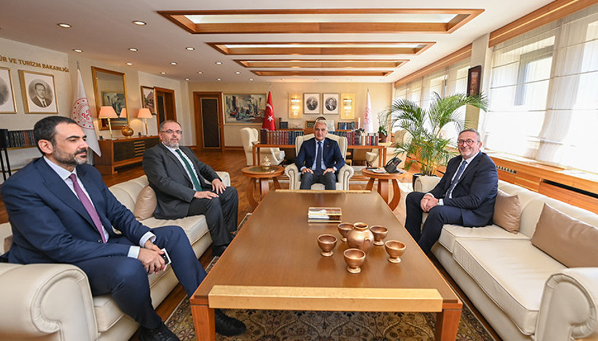 Bakan Ersoy ile Prof. Dr. Erhan Afyoncu’dan tarih ve kültür buluşması Bakan Ersoy ile Prof. Dr. Erhan Afyoncu’dan tarih ve kültür buluşması