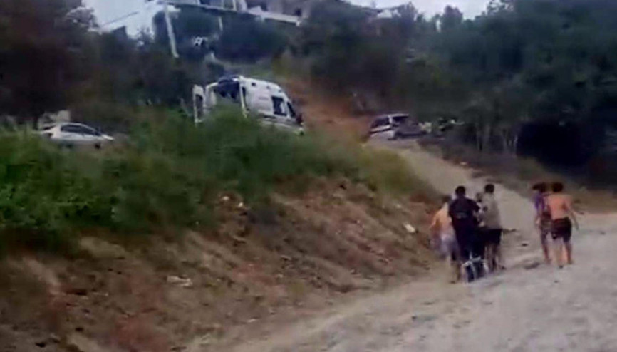 Dalgalı denizde tehlikeli eğlence 4 arkadaşı çevredekiler kurtardı