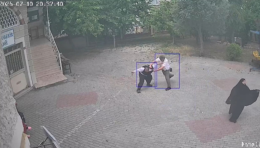 Camide yardım parası kavgası: Cuma paralarının kaydını isteyen müezzine imam yumruklarla saldırdı Camide yardım parası kavgası: Cuma paralarının kaydını isteyen müezzine imam yumruklarla saldırdı