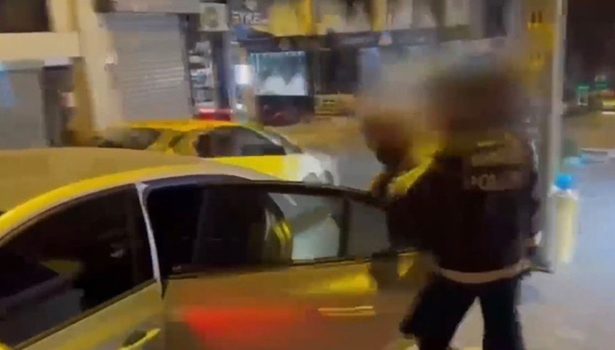 Kırmızı bültenli firariye İstanbulda kıskıvrak operasyon: Cezayir 20 yıl hapisle arıyordu Kırmızı bültenli firariye İstanbulda kıskıvrak operasyon: Cezayir 20 yıl hapisle arıyordu