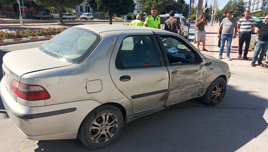 Otomobille çarpışan motosikletin sürücüsü yaralandı Otomobille çarpışan motosikletin sürücüsü yaralandı