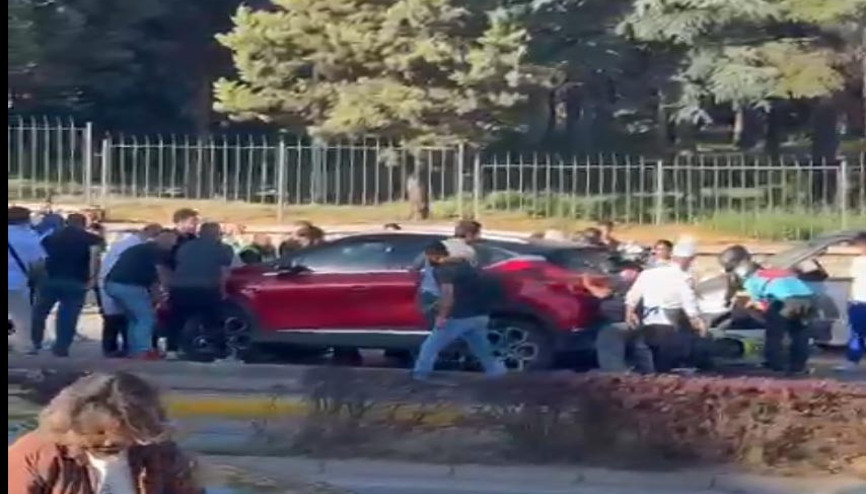 Kamyonete çarpan motosikletin sürücüsü arkadan gelen otomobilin altında kaldı Kamyonete çarpan motosikletin sürücüsü arkadan gelen otomobilin altında kaldı