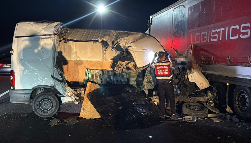 Tekirdağda minibüs, TIRa arkadan çarptı; 1 ölü, 1 yaralı