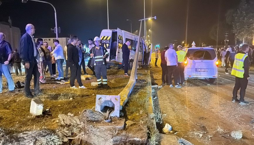 Düğünden dönen minibüs ile hafif ticari araç çarpıştı; 21 yaralı Düğünden dönen minibüs ile hafif ticari araç çarpıştı; 21 yaralı