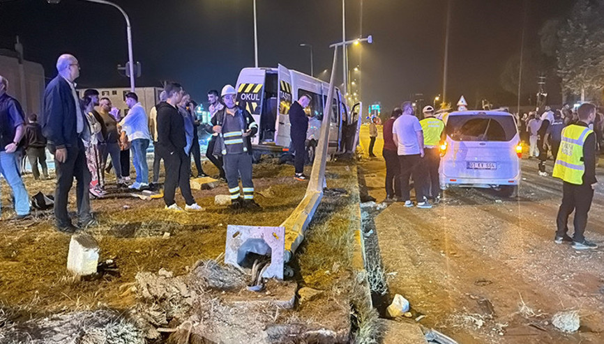 Düğünden dönen minibüs ile hafif ticari araç çarpıştı: 21 yaralı Düğünden dönen minibüs ile hafif ticari araç çarpıştı: 21 yaralı