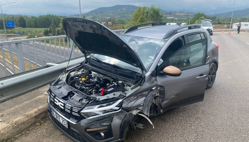 İnegölde otomobil bariyerlere çarptı: 2 yaralı