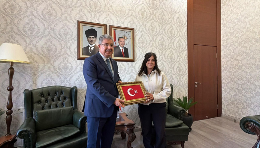 Yerde gördüğü Türk bayrağını alan kurye Gülten’e vali tebriği Yerde gördüğü Türk bayrağını alan kurye Gülten’e vali tebriği