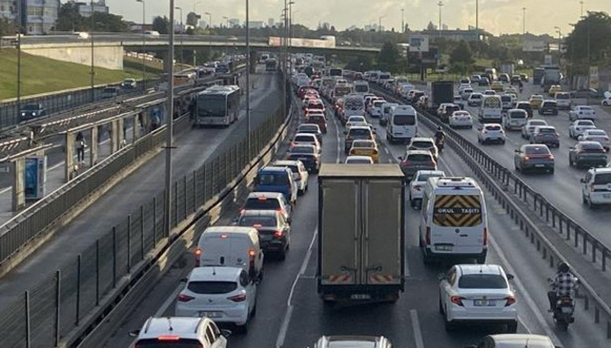 Okulların ikinci gününde trafik yoğunluğu arttı