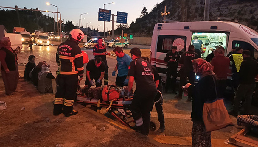 Burdurda minibüsler çarpıştı: 10 tarım işçisi yaralandı