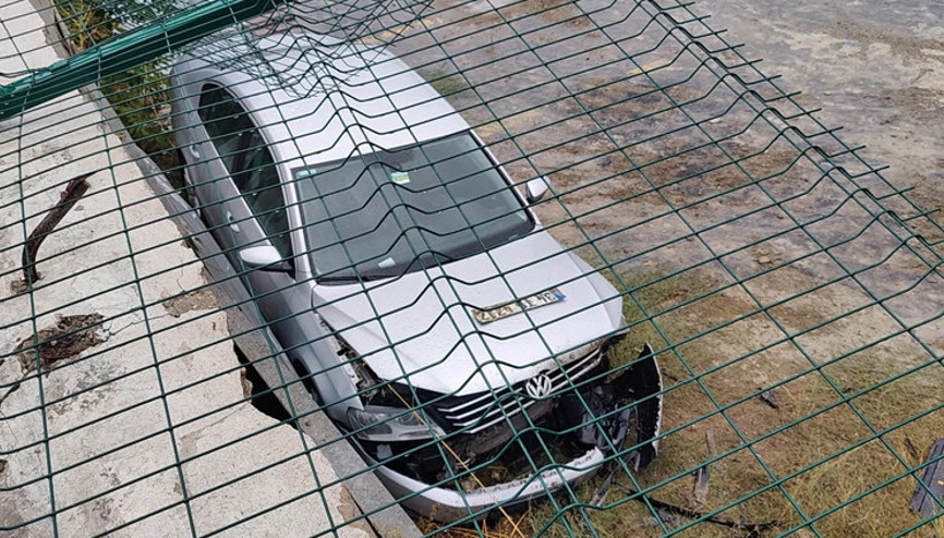 Hastane otoparkında korkutan kaza: Tel çitleri aşarak 3 metre aşağı düştü