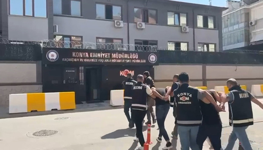 Konya’da organize suç örgütlerine “kıskaç” darbe: Evlerinden resmen cephanelik çıktı Konya’da organize suç örgütlerine “kıskaç” darbe: Evlerinden resmen cephanelik çıktı