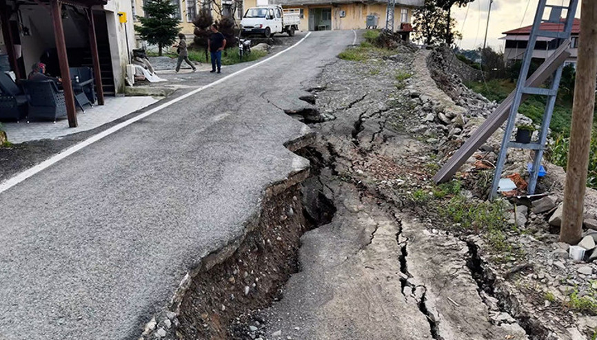 Rizede sel ve heyelan paniği: Yol ikiye ayrıldı, mahalle sakini korku dolu anlarını anlattı