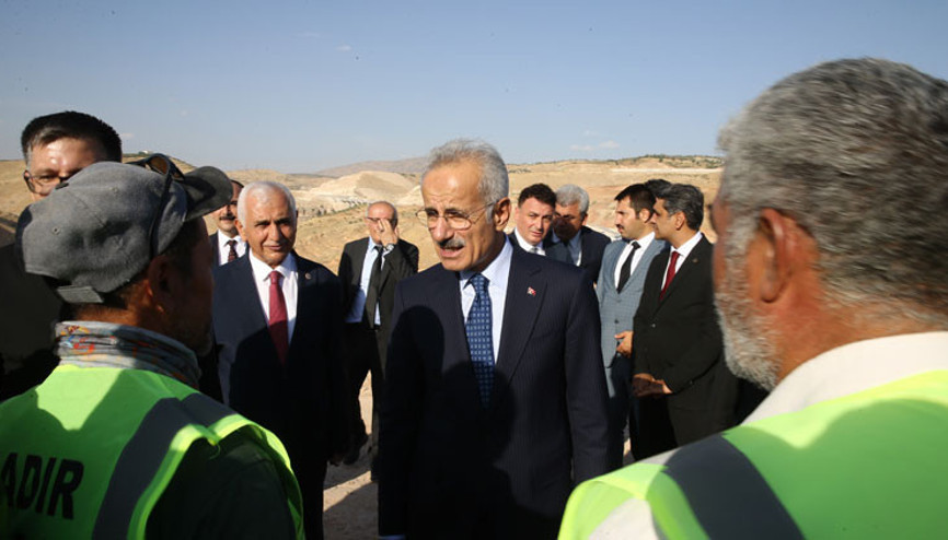 Bakan Uraloğlu, Siirt-Pervari Yolu ve Siirt-Kurtalan Demir Yolu çalışmalarını inceledi Bakan Uraloğlu, Siirt-Pervari Yolu ve Siirt-Kurtalan Demir Yolu çalışmalarını inceledi
