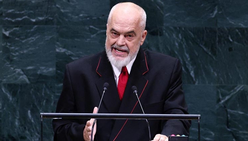 Arnavutluk Başbakanı Edi Ramaya New Yorkta protesto: Yumurta fırlatıldı