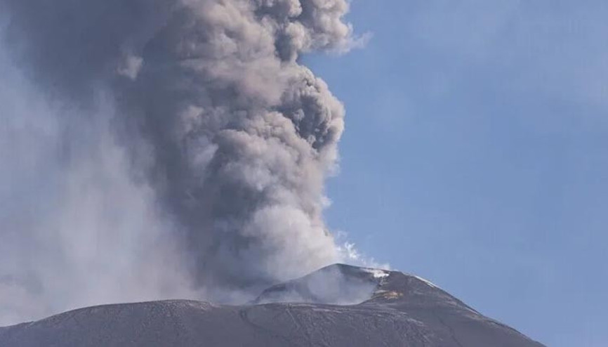 Etna Yanardağı lav püskürttü: Uçuşlar askıya alındı Etna Yanardağı lav püskürttü: Uçuşlar askıya alındı