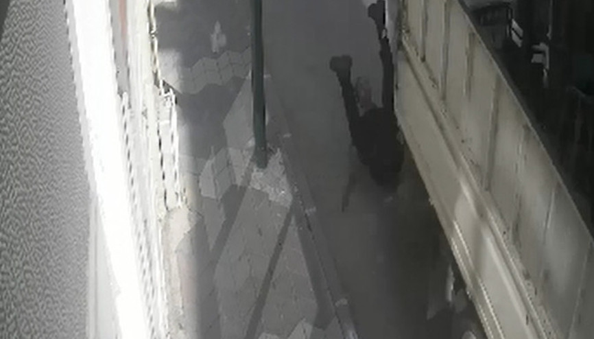 Hareket halindeki kamyonetin kasasından düştü; kaza kamerada Hareket halindeki kamyonetin kasasından düştü; kaza kamerada