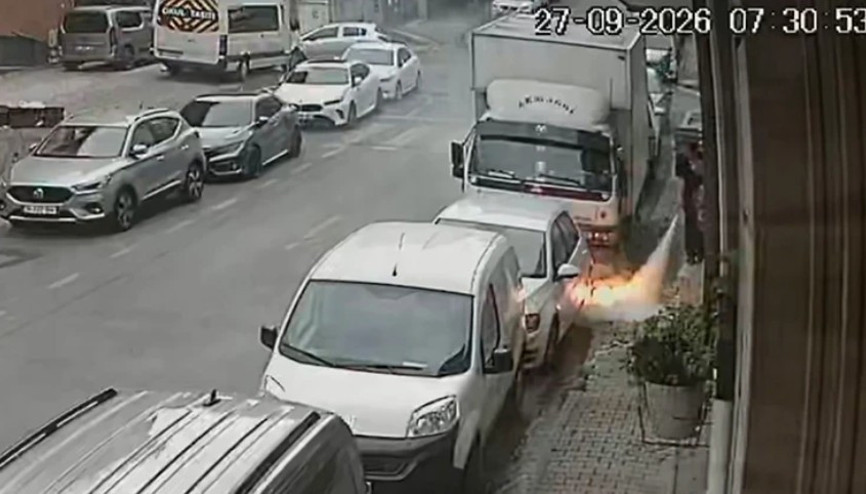 Kağıthanede elektrik kabloları alev alev yandı: Sürücü aracını son anda kurtardı