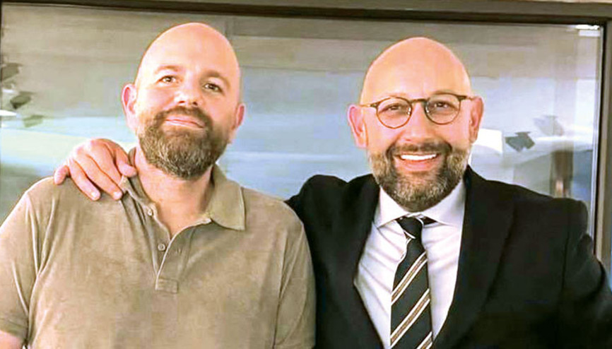 İzzet Özilhan ayağa kalktı