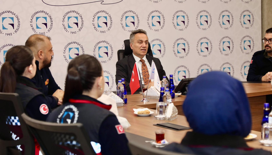 İtfaiyecilik programı öğrencilerinden Rektör Yılmaz’a ziyaret İtfaiyecilik programı öğrencilerinden Rektör Yılmaz’a ziyaret