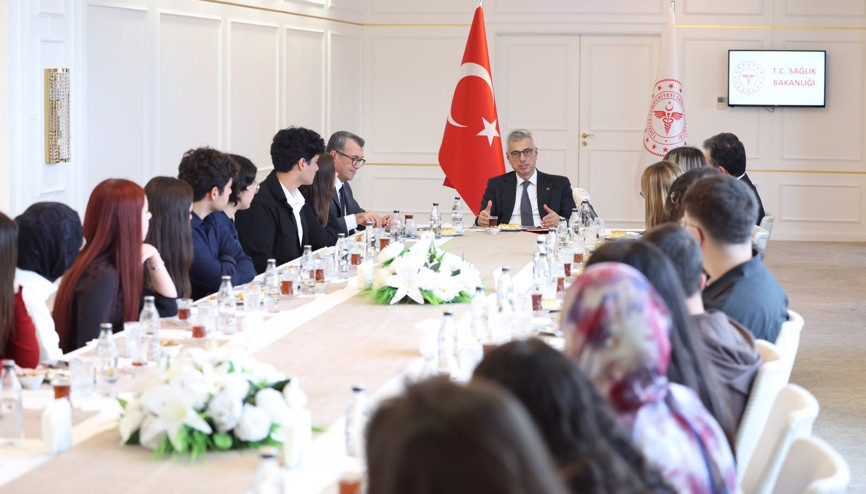 Bakan Memişoğlu, tıp fakültelerine derece ile giren öğrencilerle buluştu
